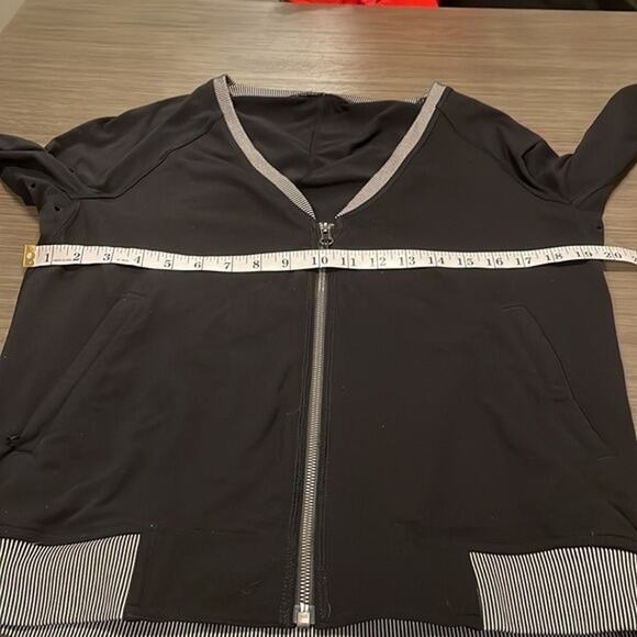 Lululemon H’Om Run Black & White Striped Full Zip Jacket Size 6 - Picture 9 of 10